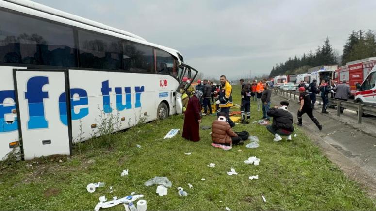 ŞEHİRLER ARASI YOLCU OTOBÜSÜ KAZA YAPTI